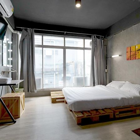 The Beds Ever Hostel (Adults Only) กรุงเทพมหานคร ภายนอก รูปภาพ