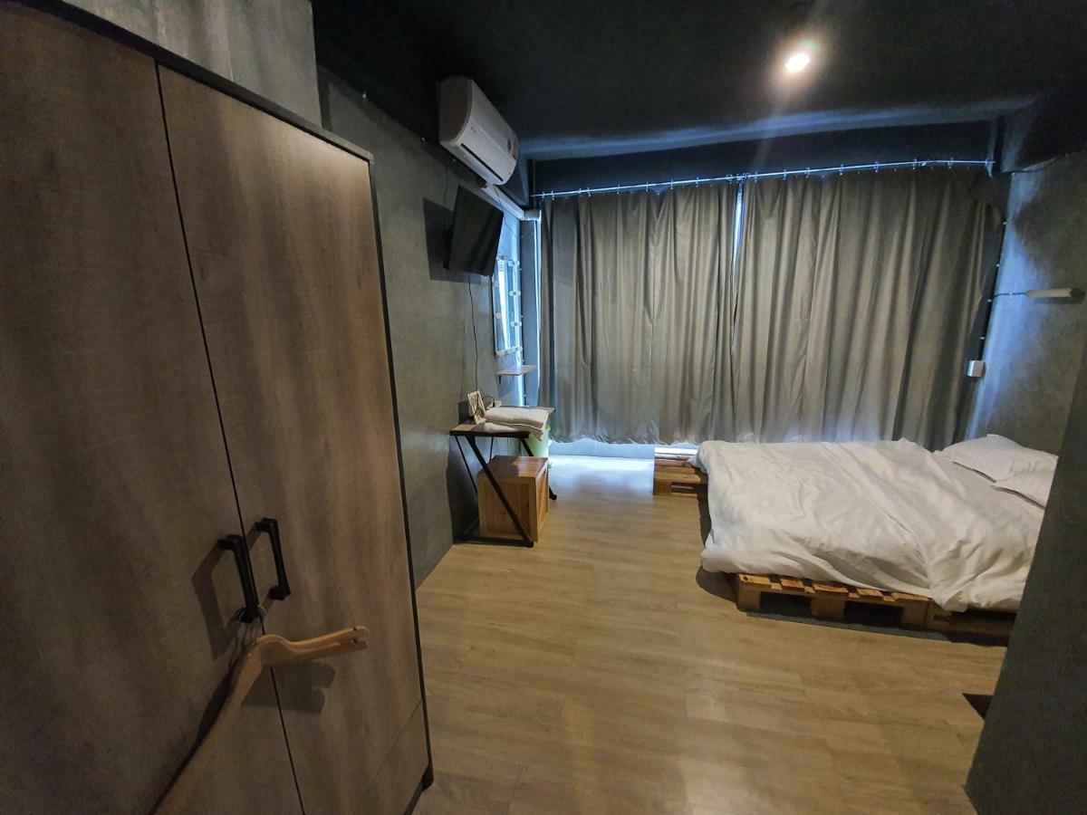 The Beds Ever Hostel (Adults Only) กรุงเทพมหานคร ภายนอก รูปภาพ